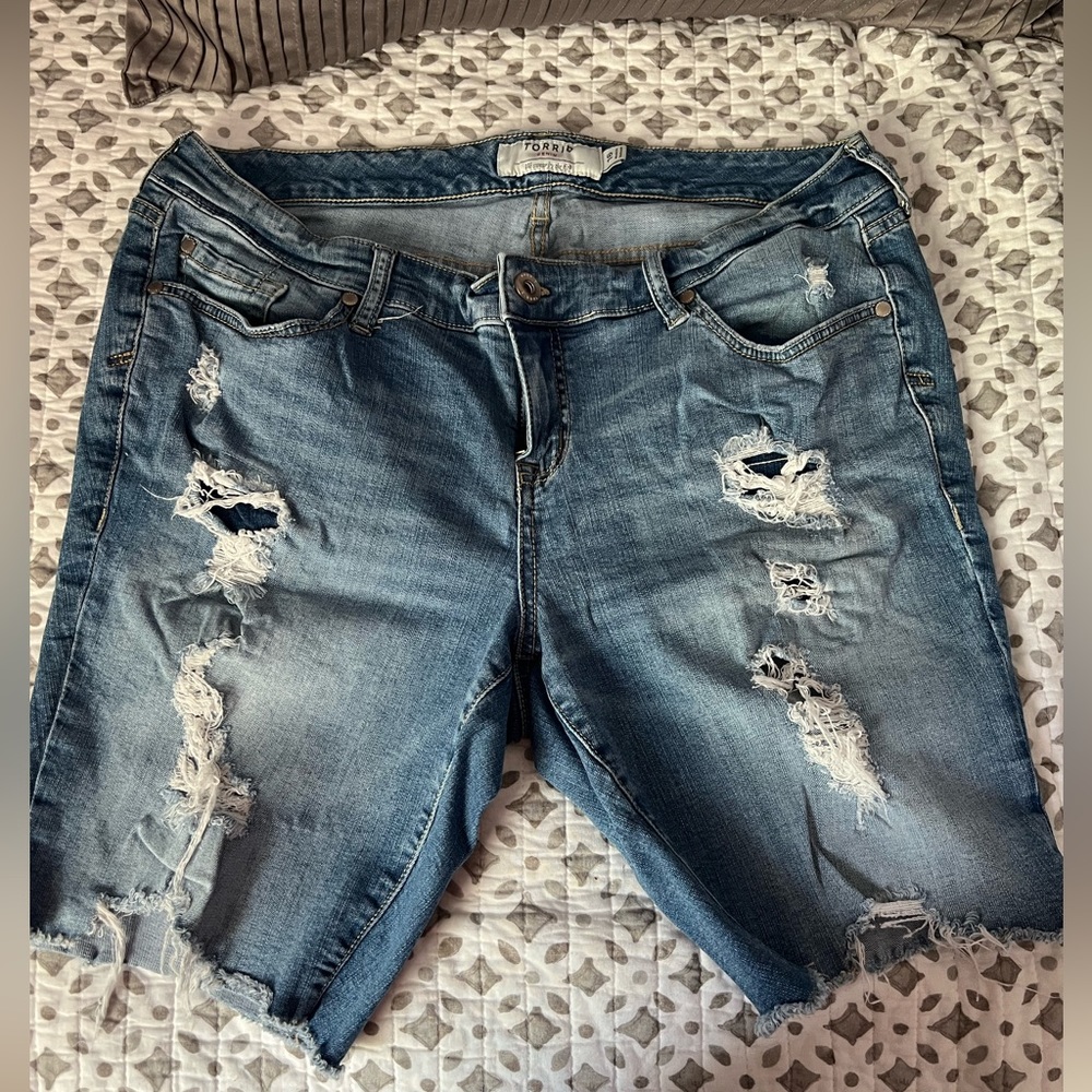 Torrid size 16 distressed shorts